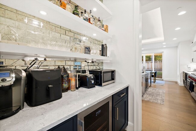Building Photo - 4bd/4.75ba Bellevue House