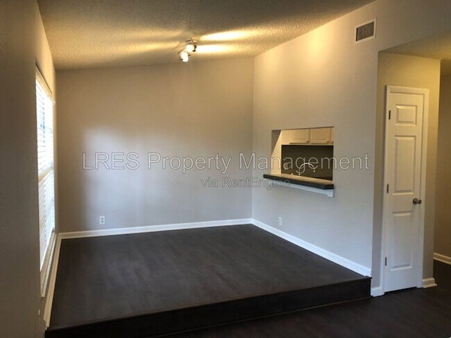 Building Photo - 1406 Northlake Dr
