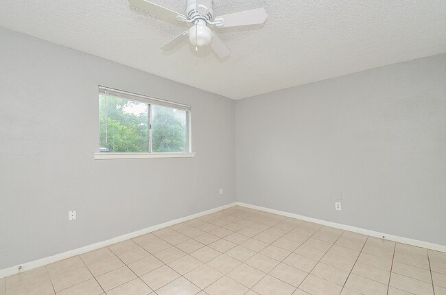 Building Photo - Property available in Old River Manor