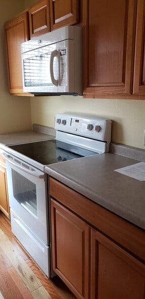 Kitchen - 915 W 5th St