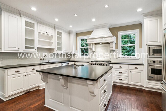 Building Photo - New Exquisitely Designed Dream Home in Lake Oswego.