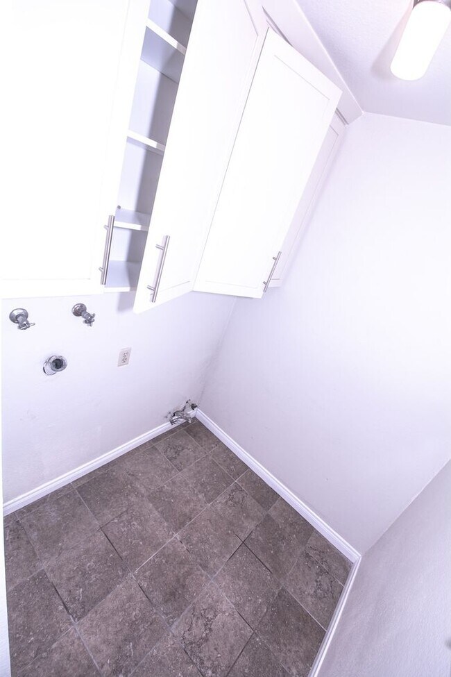 Building Photo - 848 W Huntington Dr