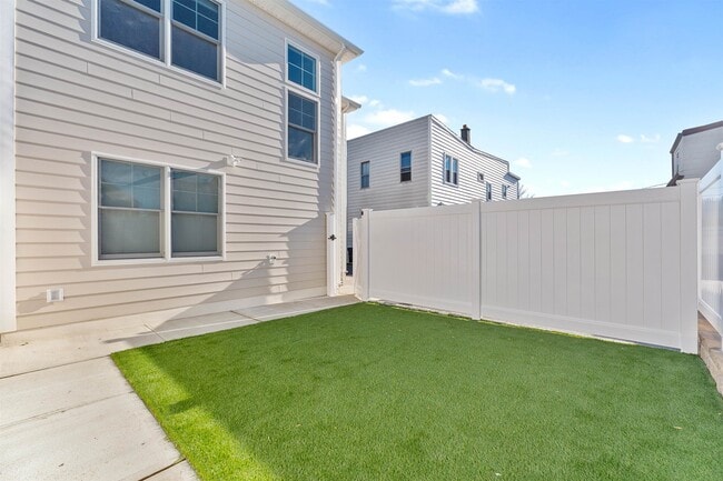 Building Photo - 6717 Madison St