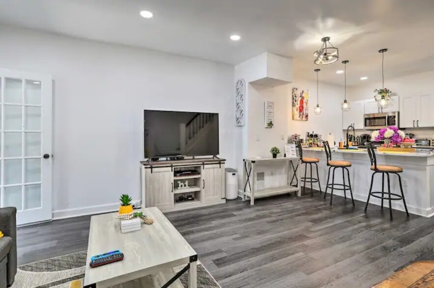 Open Concept Living Room & BarStool Style Kitchen - 821 S Vogdes St