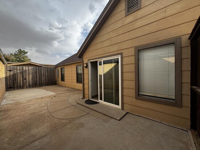 Building Photo - 3611 Monclave Dr