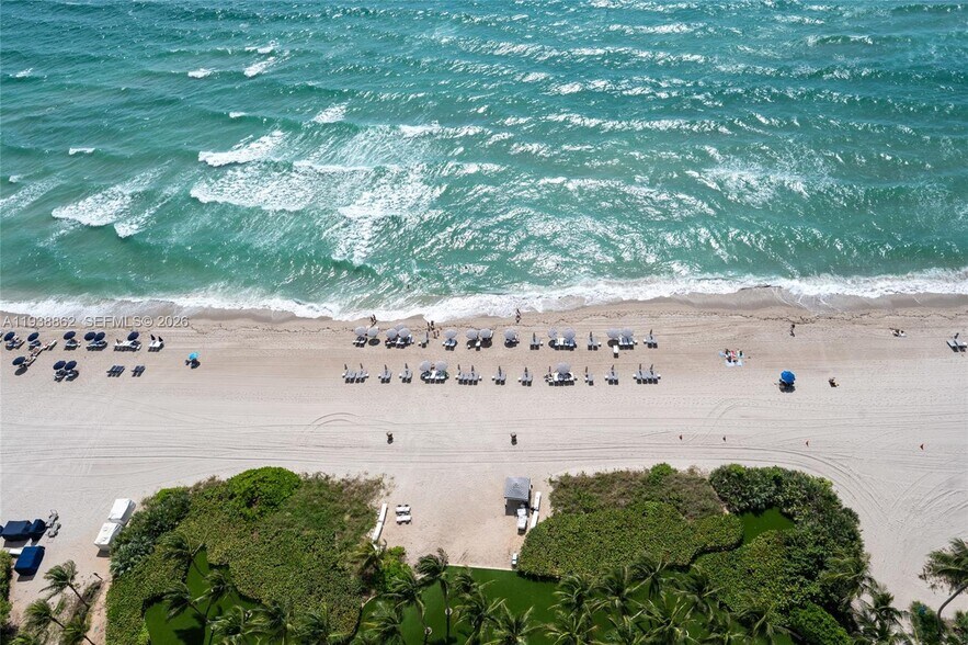 Building Photo - 17001 Collins Ave