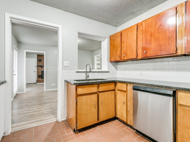 Building Photo - 409 E Hill Dr