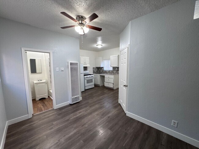 Building Photo - Charming 1 Bed 1 Bath Unit - Move in Speci...