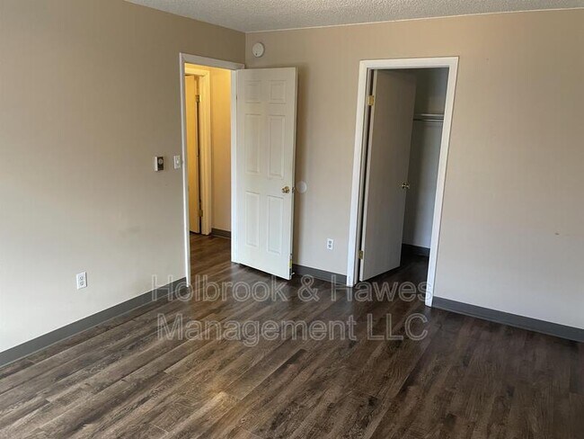 Building Photo - 1209 W Plum St