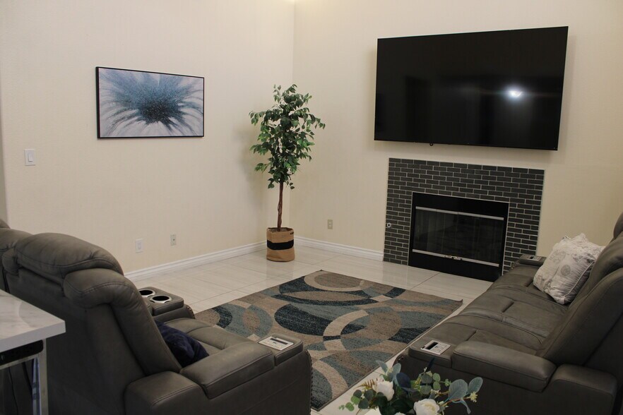 Building Photo - 4521 Palm Mesa Dr