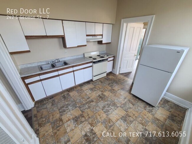 Building Photo - 242 S George St