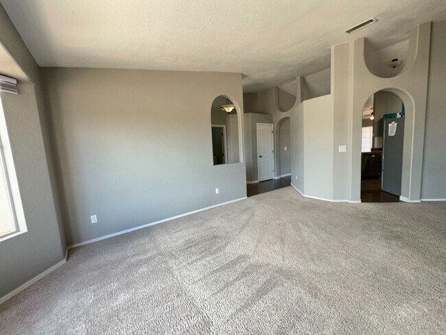 Building Photo - Very Nice 4 Bedroom House