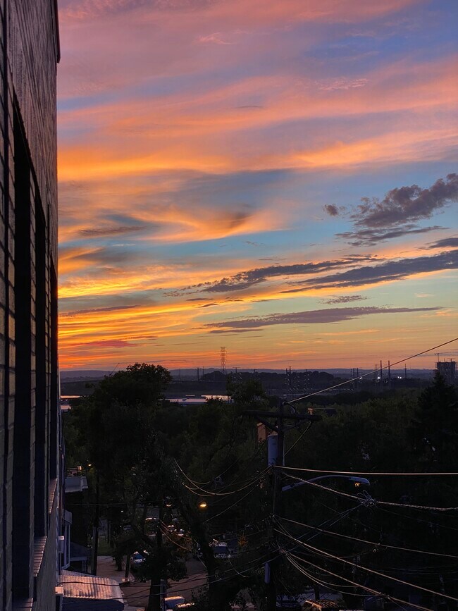 Building Photo - 37 Spruce St