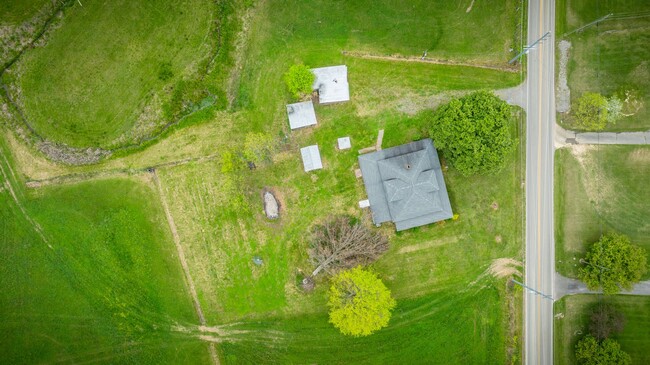 Building Photo - 4 Br/ 1 bath Farmhouse