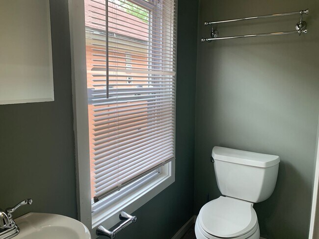 Building Photo - Gorgeous 3BR, Single Family Home IN EAST ROCK! PARKING! LAUNDRY!