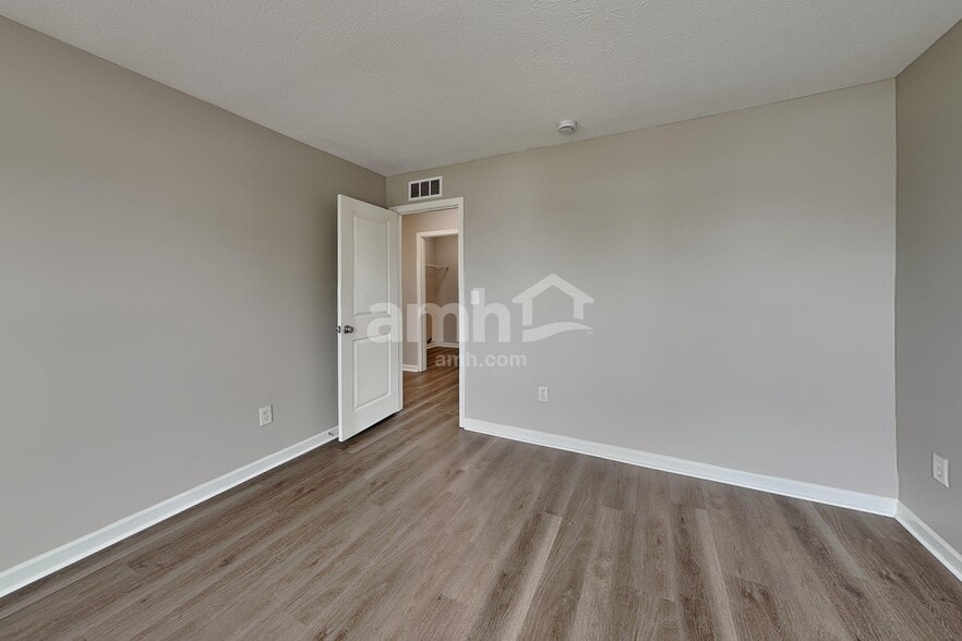 Building Photo - 676 Classic Ln
