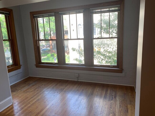 Building Photo - 5606 N Kenmore Ave