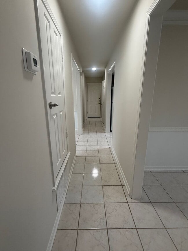 Building Photo - Garden Home