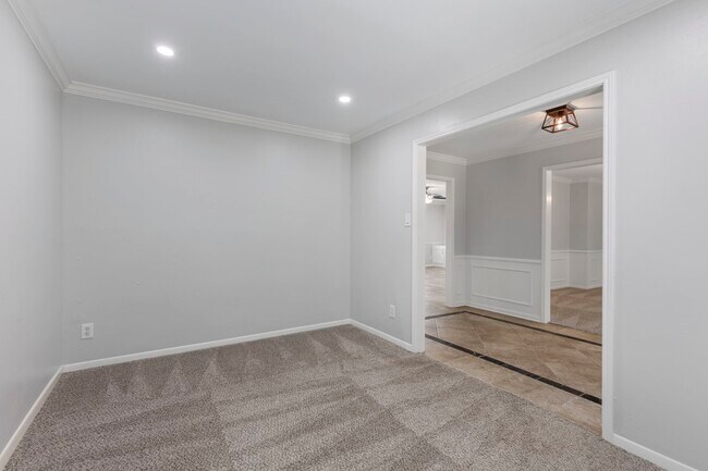 Building Photo - 4010 Briar St