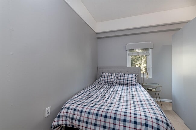 Building Photo - 476 Monmouth St