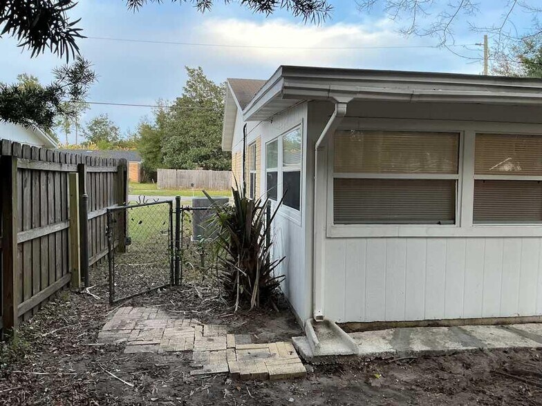 Building Photo - 1116 Willow Ln