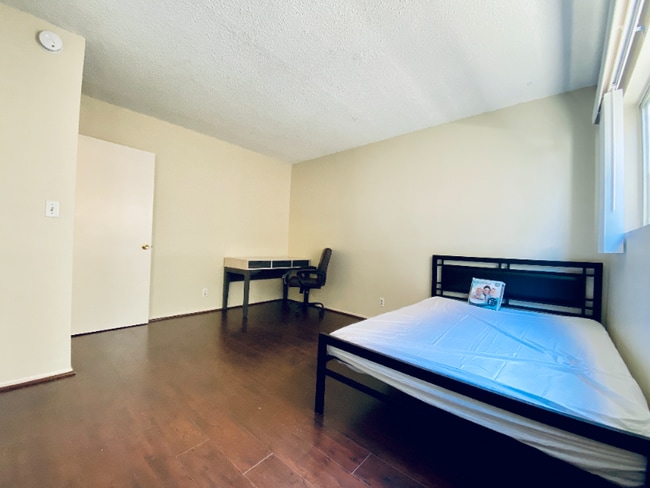 Building Photo - 1440 Centinela Ave