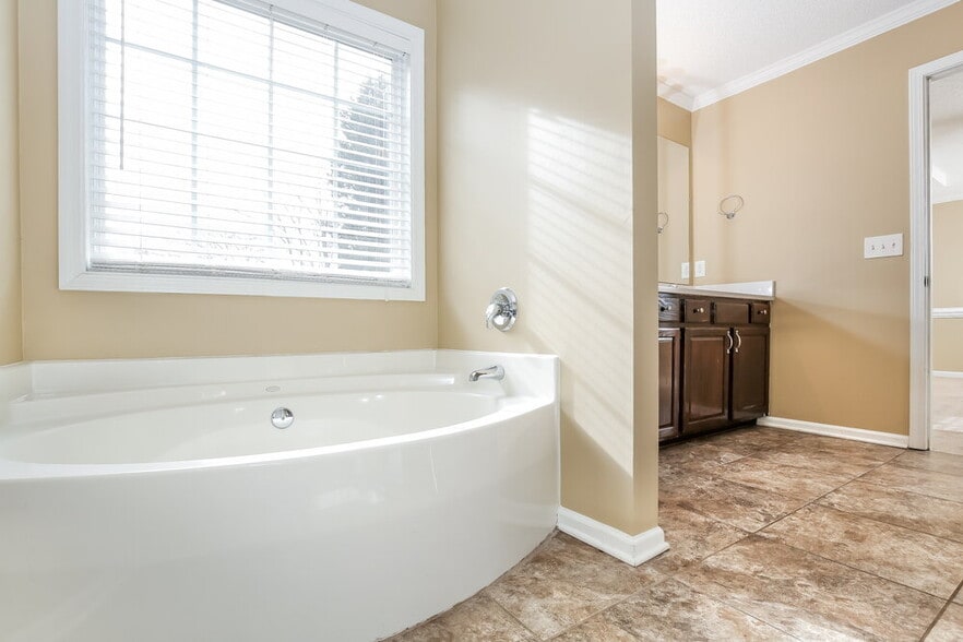 Building Photo - 708 Peach Orchard Dr