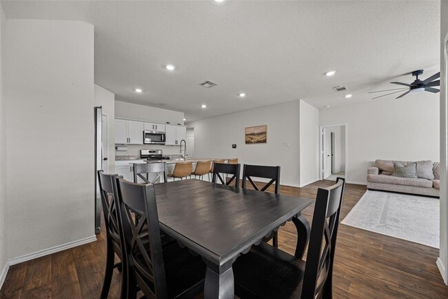 Building Photo - 325 Granary Dr
