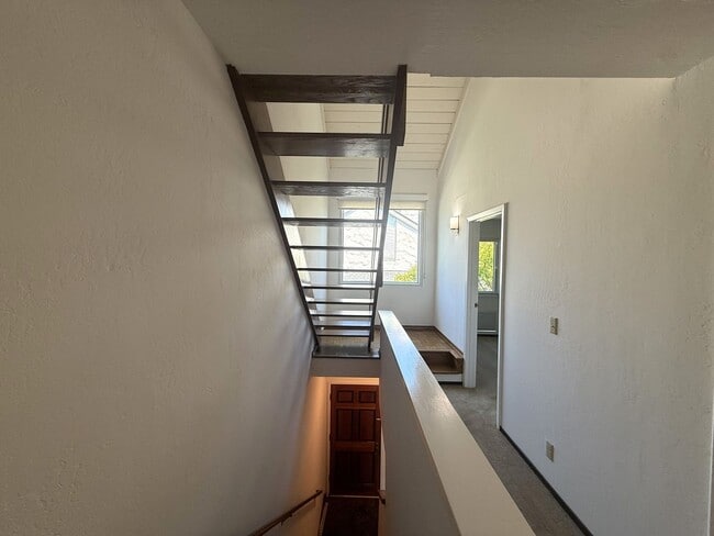 Building Photo - TWO BEDROOM PLUS LOFT, ONE AND HALF BATH T...