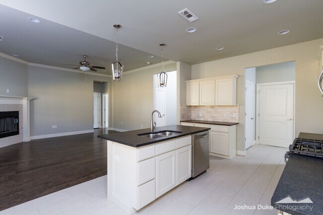 Building Photo - 3 bedroom 2 bath modern style home minutes from I-49 and Fayetteville access !!