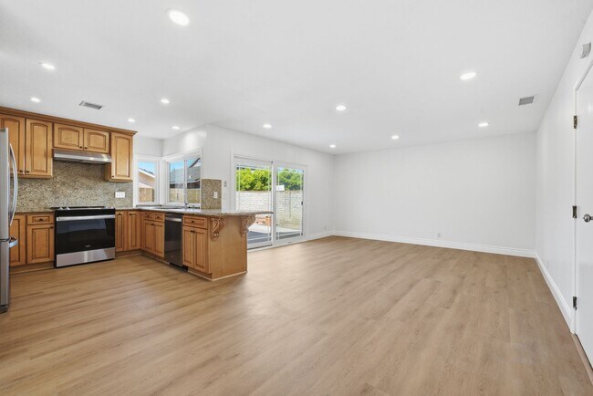 Building Photo - Beautifully Updated Huntington Beach 3 Bedroom / 2 Bathroom Home