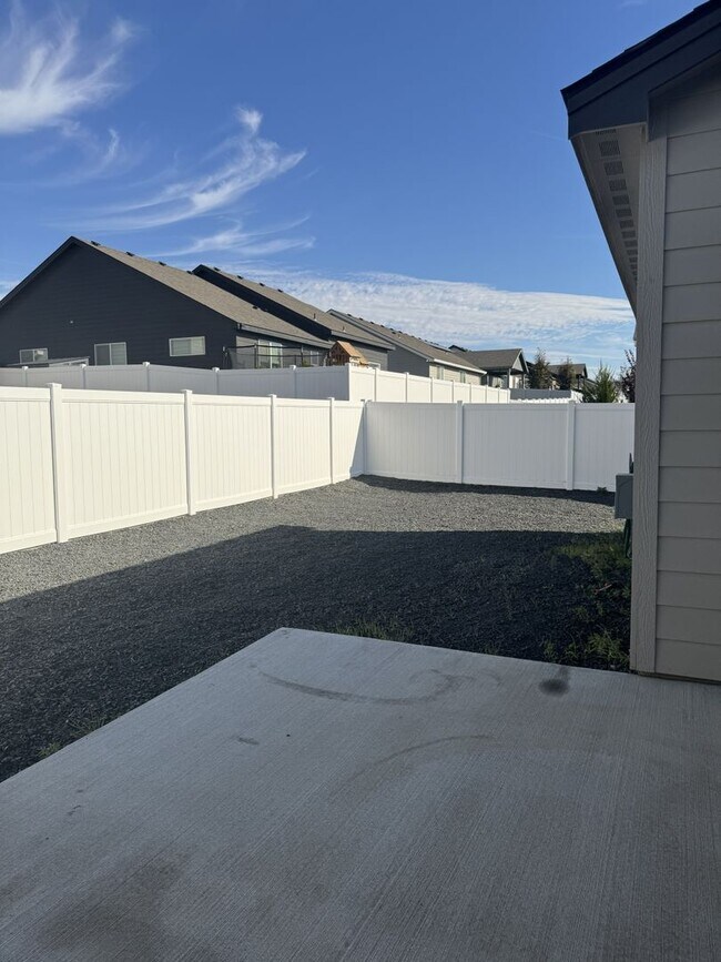 Building Photo - Lovely Open concept Low Maintenance