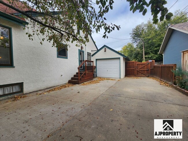 Building Photo - Charming 3/2 near McKennan Park