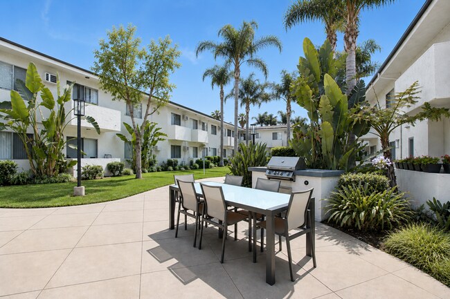 Building Photo - 5931 Reseda Blvd