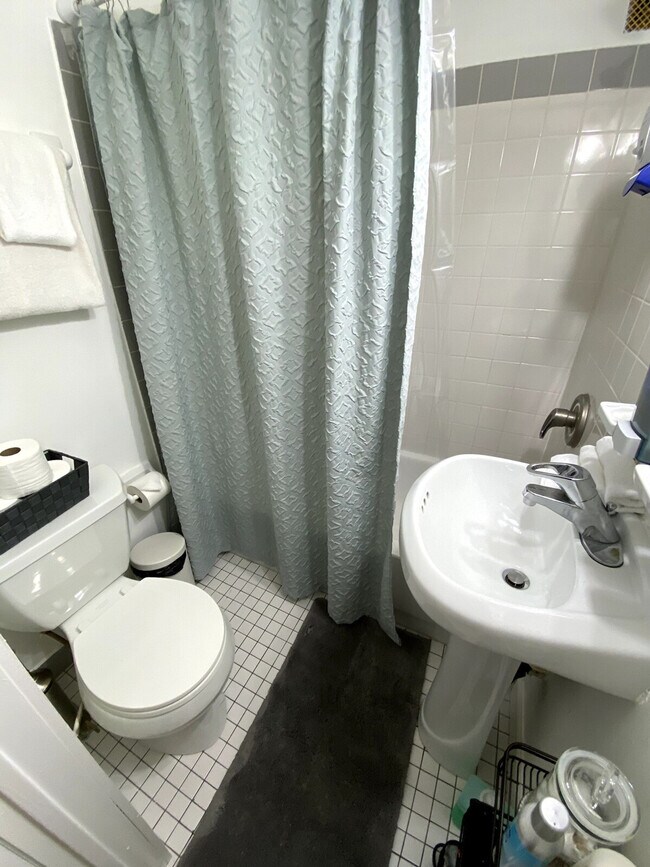 Building Photo - 301 E 104th St