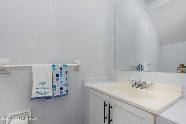 Building Photo - 1734 Avocado Ave