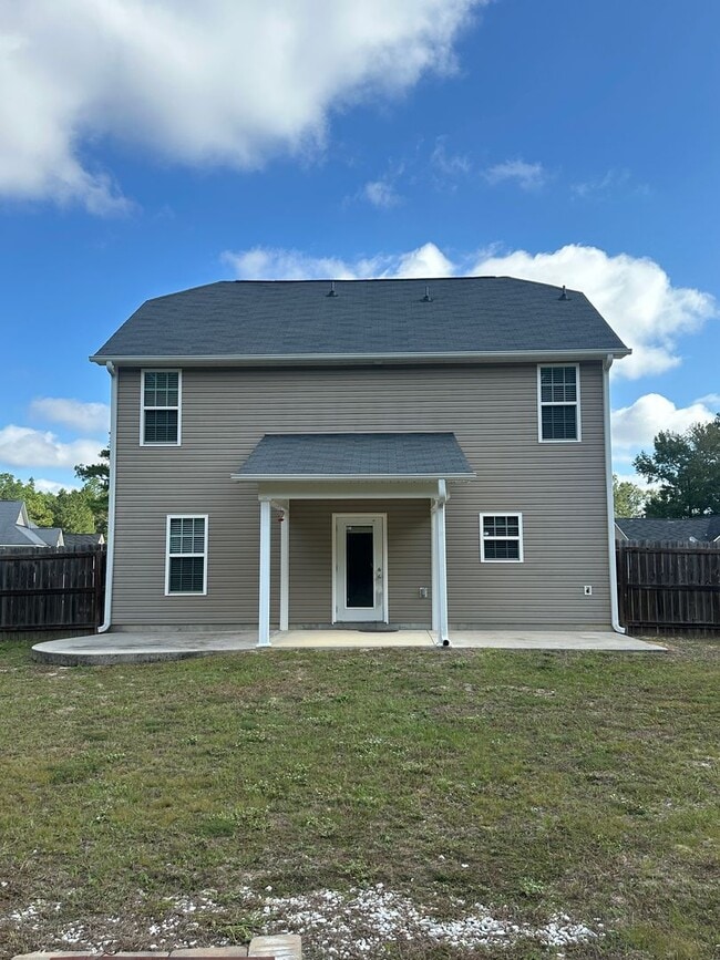 Building Photo - Beautiful 3 Bed 2.5 Bath Home with Spacious Fenced Yard