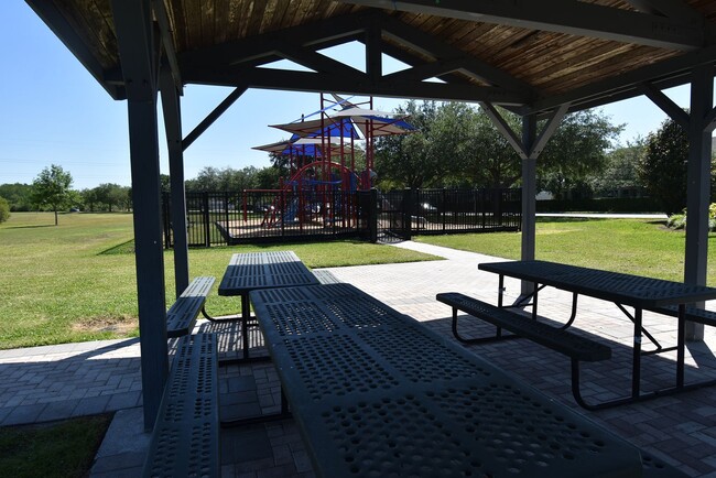 Building Photo - 4 Bed/3.5 Bath, Pool and Waterfront home, ...