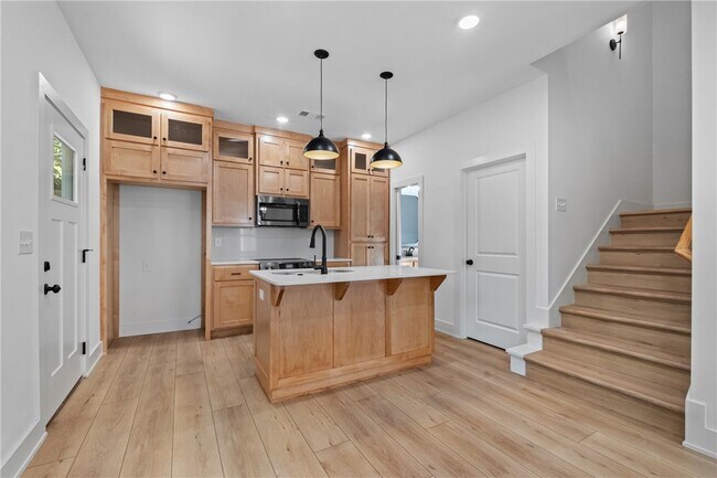 Building Photo - 576 S Willow Ave