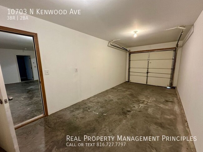 Building Photo - *MOVE-IN SPECIAL* Completely Remodeled, Sp...