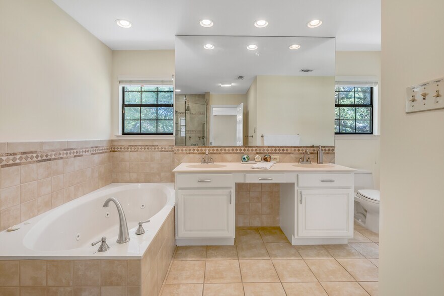 Building Photo - 9006 Balcones Club Dr
