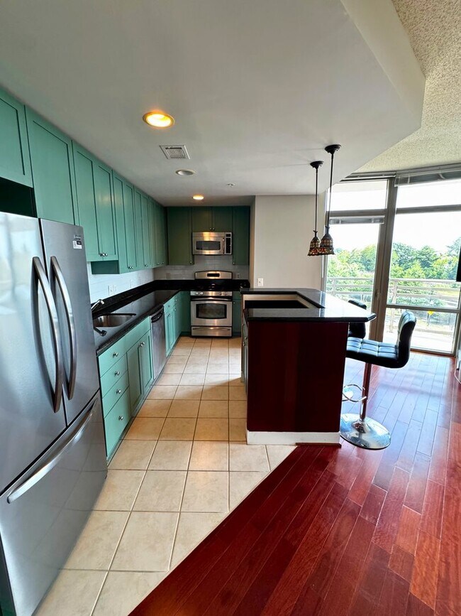Building Photo - Luxury Fully Furnished 2BR/2BA Corner Cond...