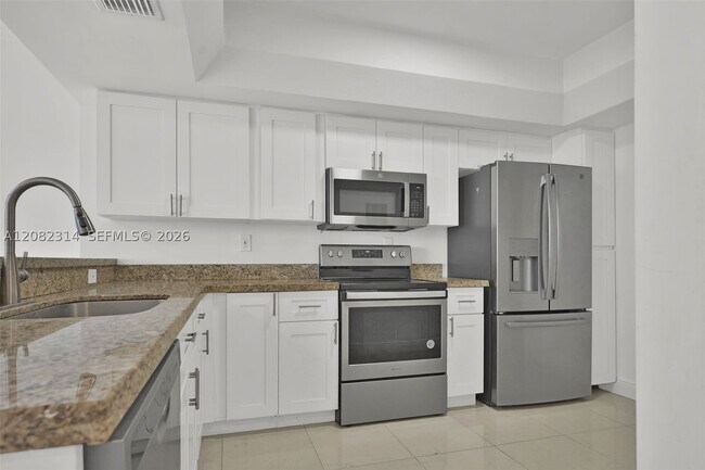 Building Photo - 520 Brickell Key Dr