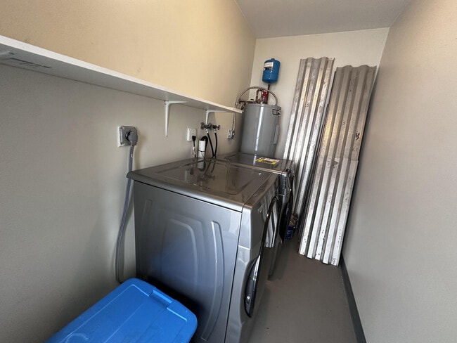 Building Photo - 114 S Lakeside Dr