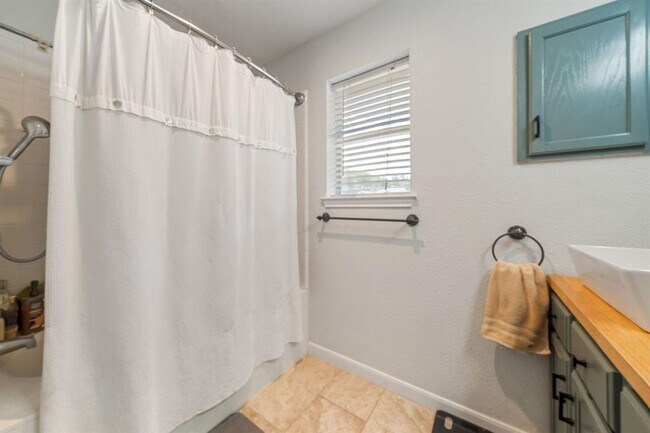 Building Photo - 301 Zebra Dr