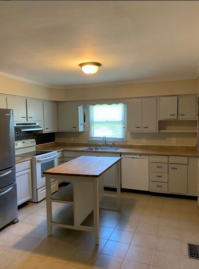 Building Photo - AVAILABLE MID-JUNE!