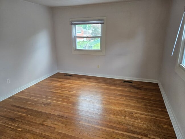 Building Photo - Three bedroom one bath in New Castle