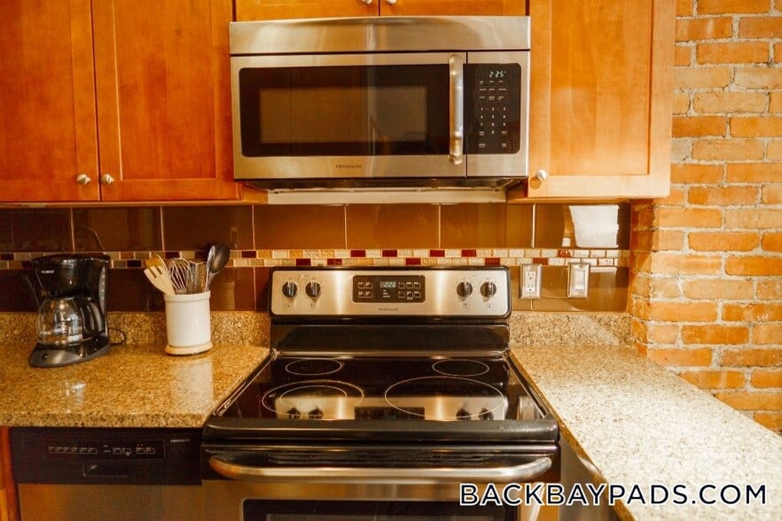 Building Photo - 17 Garrison St