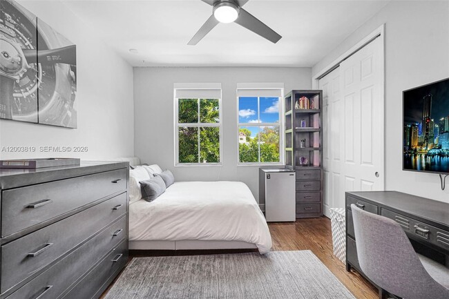 Building Photo - 2143 N Bay Rd