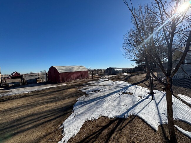 Building Photo - Country living at its best! Traditional fa...